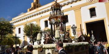 El Corpus Chico de la Pastora recorre las calles del barrio entre altares y colgaduras