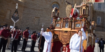 Lágrimas comenzó su particular curso cofrade en la Exaltación de la Cruz del Pópulo gaditano