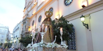 La Virgen de las Lágrimas de Cádiz salió en rosario por las calles de San Antonio