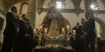 Un rosario vespertino culminó los cultos a la Virgen del Rosario del Perdón de Cádiz
