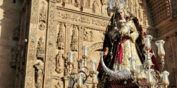 La Virgen del Rosario procesionó ayer por las calles del centro de Salamanca
