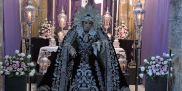La Soledad del Santo Entierro de Cádiz expuesta en devoto Besamano