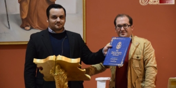 Faustino Rejo recibió las pastas como pregonero de la Hermandad del Rocío
