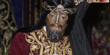 Ya pende del pecho del Nazareno la medalla de la corporación municipal de San Fernando