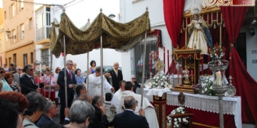 El Corpus del Santo Cristo gana en solemnidad y altares en su recorrido por el barrio