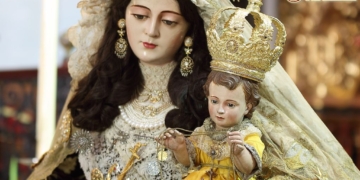 El Besamano a la gaditana Virgen del Carmen antecede al día grande de su festividad