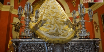 El manto restaurado de la Virgen del Carmen se muestra desde ayer sobre su paso