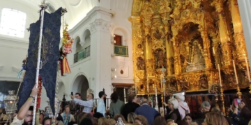 Las filiales rocieras de Cádiz, Sevilla y La Línea celebraron su misa anual ante la Blanca Paloma