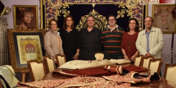 Un grupo de hermanas del Nazareno donan un nuevo ajuar para Santa Cecilia
