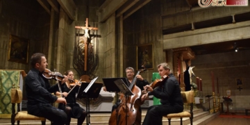 Violín, viola y violonchelo para el deleite de los cofrades en el Santo Cristo