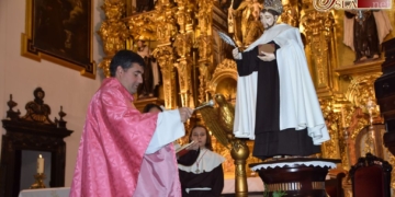 El Coro San Juan de la Cruz bendice una imagen del Santo de Fontiveros