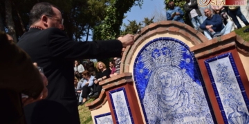 Prendimiento bendice el azulejo que preside el paseo Virgen del Buen Fin en el Parque