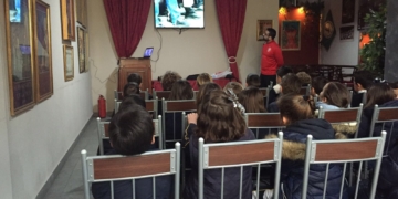 Los escolares de San Fernando aprenden la forma de carga de la mano de la JCC