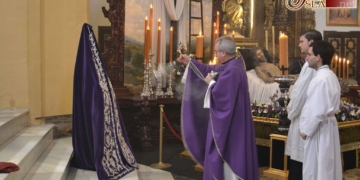 Bendecido un nuevo manto de camarín bordado para la Virgen de la Soledad