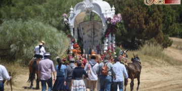 Los rocieros isleños ya caminan por las arenas de Doñana junto a los romeros de Ceuta y San Roque