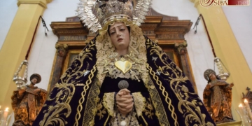 El besamano a la Virgen de los Dolores abre los cultos de la Orden Servita