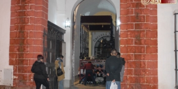 El palio de los Desamparados ya aguarda en su capilla para un nuevo Viernes Santo