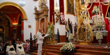 El Ángelus y los primeros besos anuncian la llegada del día del Carmen junto a la Patrona