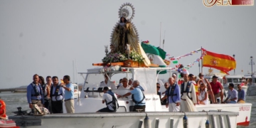 El Carmen de Gallineras llegó en procesión marítima hasta el ferial de la Magdalena