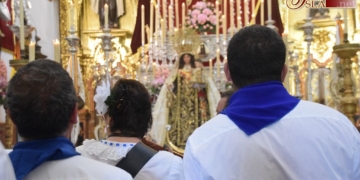 Los isleños se vuelcan con la Patrona en su Función y posterior Besamano