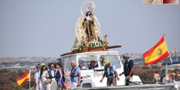 La Virgen del Carmen procesionó desde Gallineras rodeada de embarcaciones