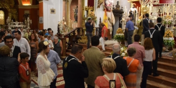 La Alcaldesa Perpetua recibe los primeros besos y felicitaciones de los isleños