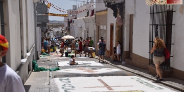 Jóvenes cofrades unidos pese al calor para alfombrar de sal el paso de la Patrona