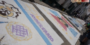 13 alfombras de sal tapizan la calle Carmen a la espera del paso de la Patrona