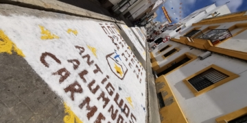 La calle Carmen se engalana con 13 alfombras de sal para el paso de la Patrona