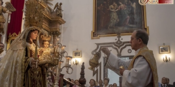 La mañana de la festividad de la Patrona se celebra con una Solemne Función y Besamano