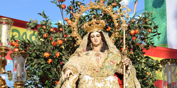 La Divina Pastora Coronada recorrió entre exornos y marchas las calles de su barrio