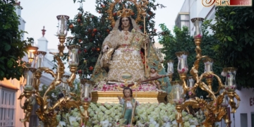 Vivas, pétalos y marchas acompañan a la Pastora en una espectacular noche de verano