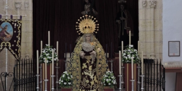 La Virgen de los Dolores de Vejer de la Frontera expuesta en devoto Besamano