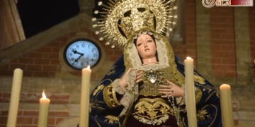 La Virgen de los Dolores presidió un extraordinario rosario de antorchas