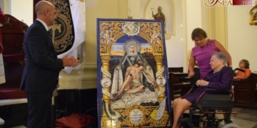 Un impresionante azulejo para rememorar 75 años de historia de la Caridad