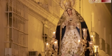 La Virgen de los Dolores presidió el rosario de antorchas por la feligresía de la Iglesia Mayor