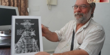 José González García entrega a la Hermandad del Carmen un compendio de marchas y coplillas
