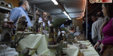 Los belenistas de ‘El Redentor’ abren un año más su mercadillo en la Plaza del Rey