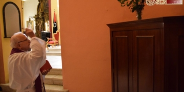 Los cultos del Rosario comienzan con la bendición de un nuevo altar de diario