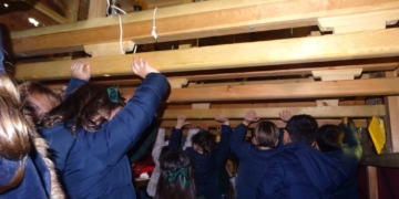 Escolares del colegio de las Carmelitas visitan los pasos de Prendimiento y Resurrección