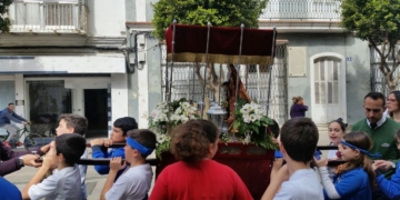 Alumnos del colegio Miramar sacan a la calle Real su particular procesión