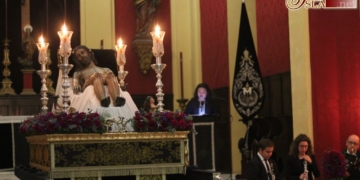Solemnidad y rezos ante el Cristo de la Redención en el Vía-Crucis en la Iglesia Mayor
