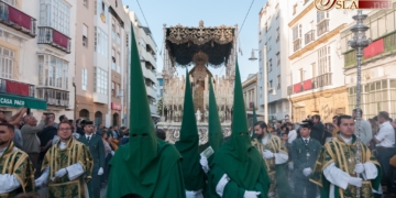 Una oleada cofradiera verdiblanca enamora a La Isla un nuevo Martes Santo