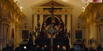 Los hermanos de la Vera-Cruz rezaron el Vía-Crucis tras la suspensión de la salida
