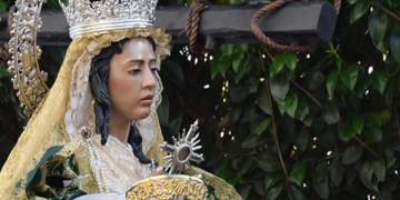 Los estrenos de talla y el nuevo recorrido marcaron la salida procesional de Santa Elena