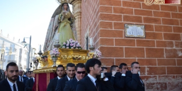 Fieles y devotos acompañaron a la Virgen de los Dolores en su anual Rosario de la Aurora
