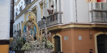 La Virgen de los Desamparados gloriosa recorrió las calles del centro de Cádiz