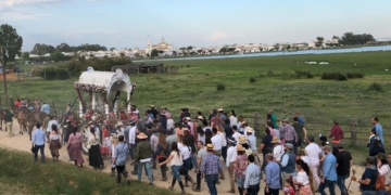 Los peregrinos y la carreta con el Simpecado del Rocío de San Fernando llegaron a la aldea