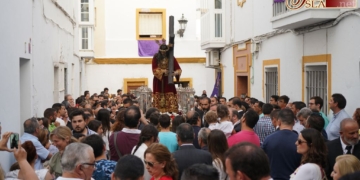 Un reguero de fieles acompañó a Jesús Nazareno de Desamparados a La Salle