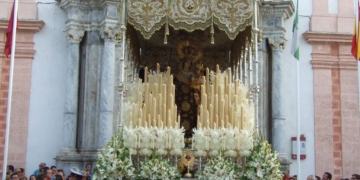 Cádiz arropó en su salida a la Reina del Mentidero, la Virgen del Carmen Coronada